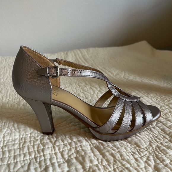 Shoes, heels, strap/buckle style - Picture 2 of 11